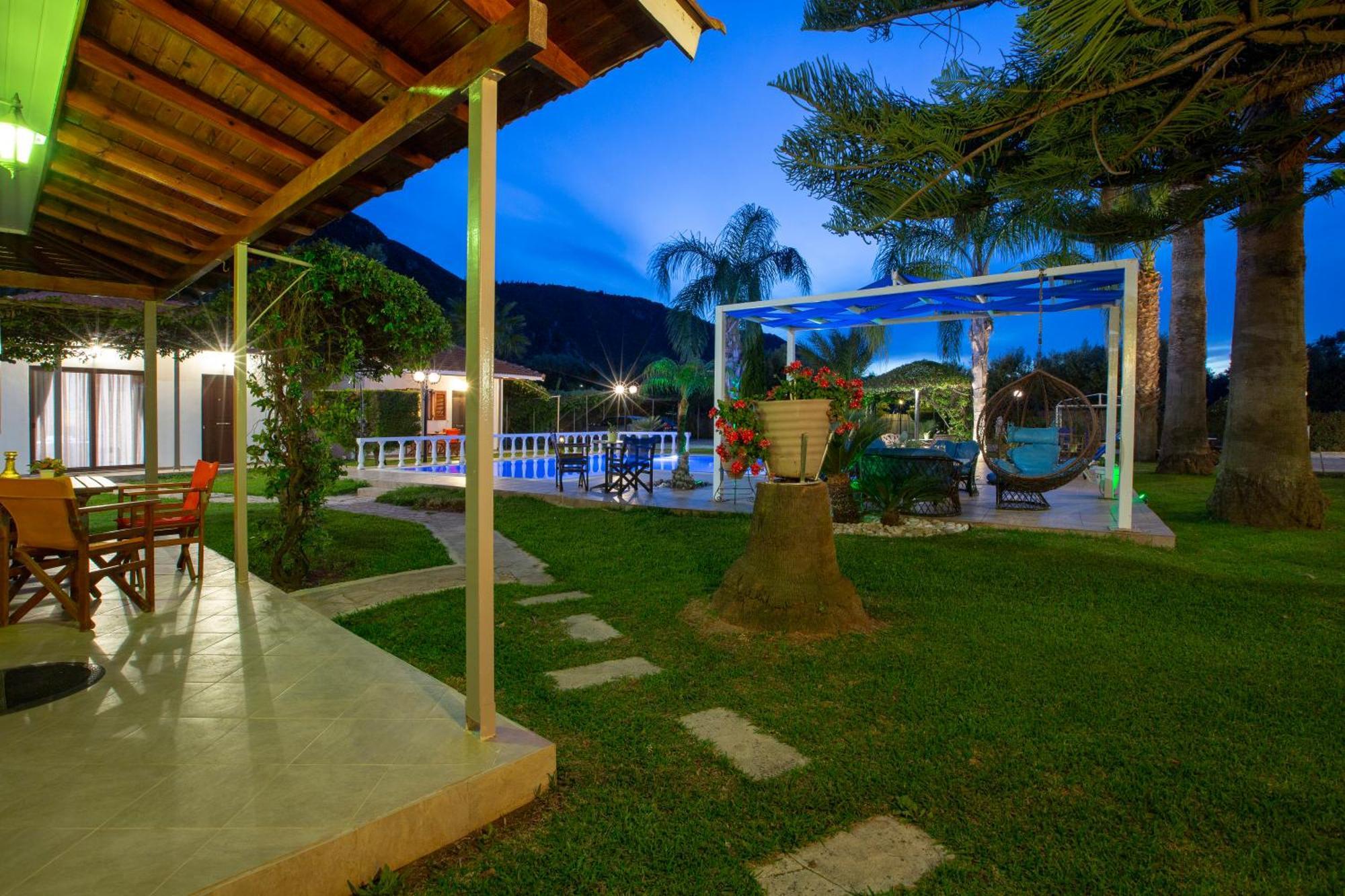 Villa Dimitris Apartments & Bungalows Frínion Екстериор снимка