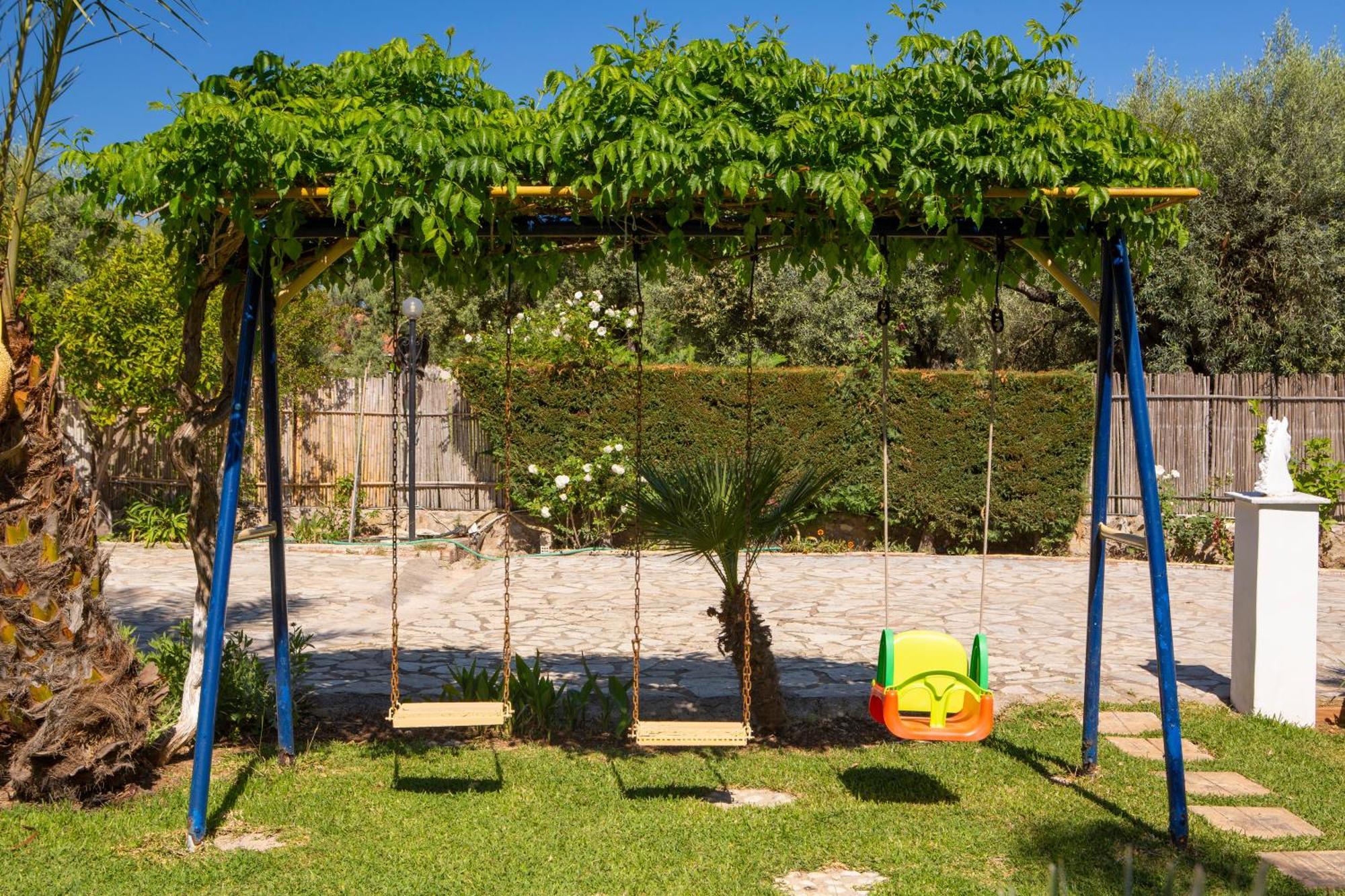 Villa Dimitris Apartments & Bungalows Frínion Екстериор снимка