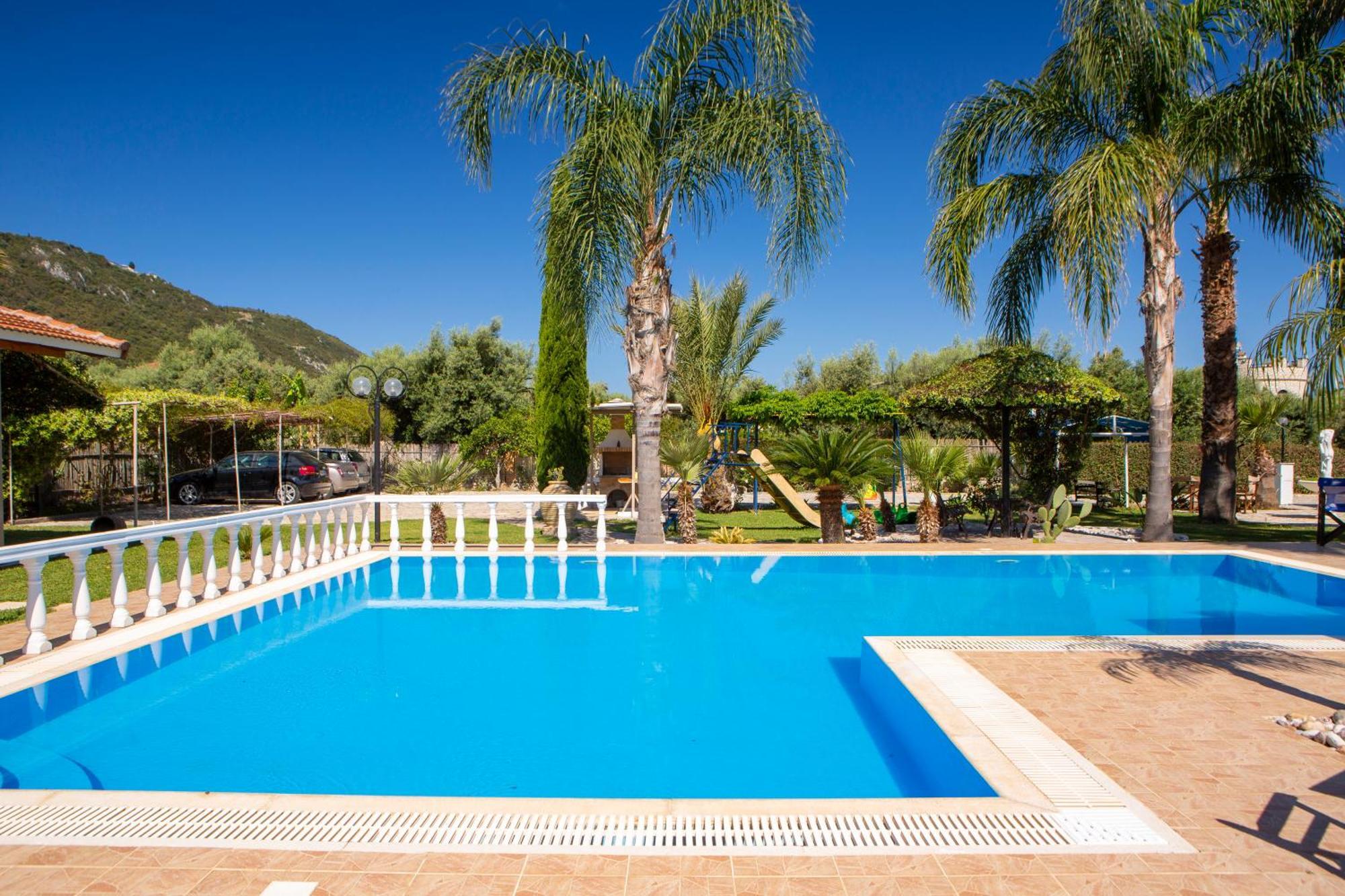 Villa Dimitris Apartments & Bungalows Frínion Екстериор снимка