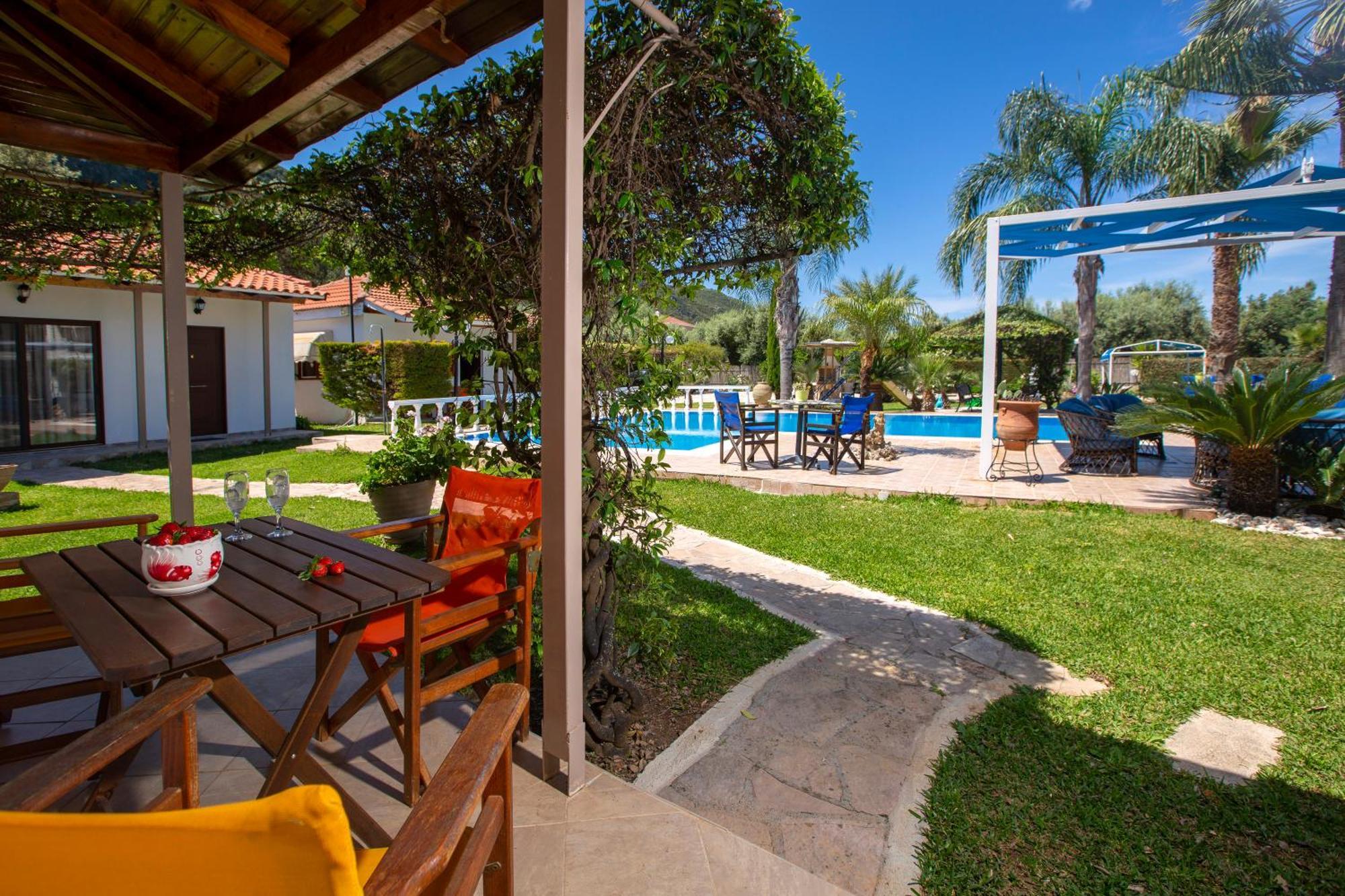 Villa Dimitris Apartments & Bungalows Frínion Екстериор снимка