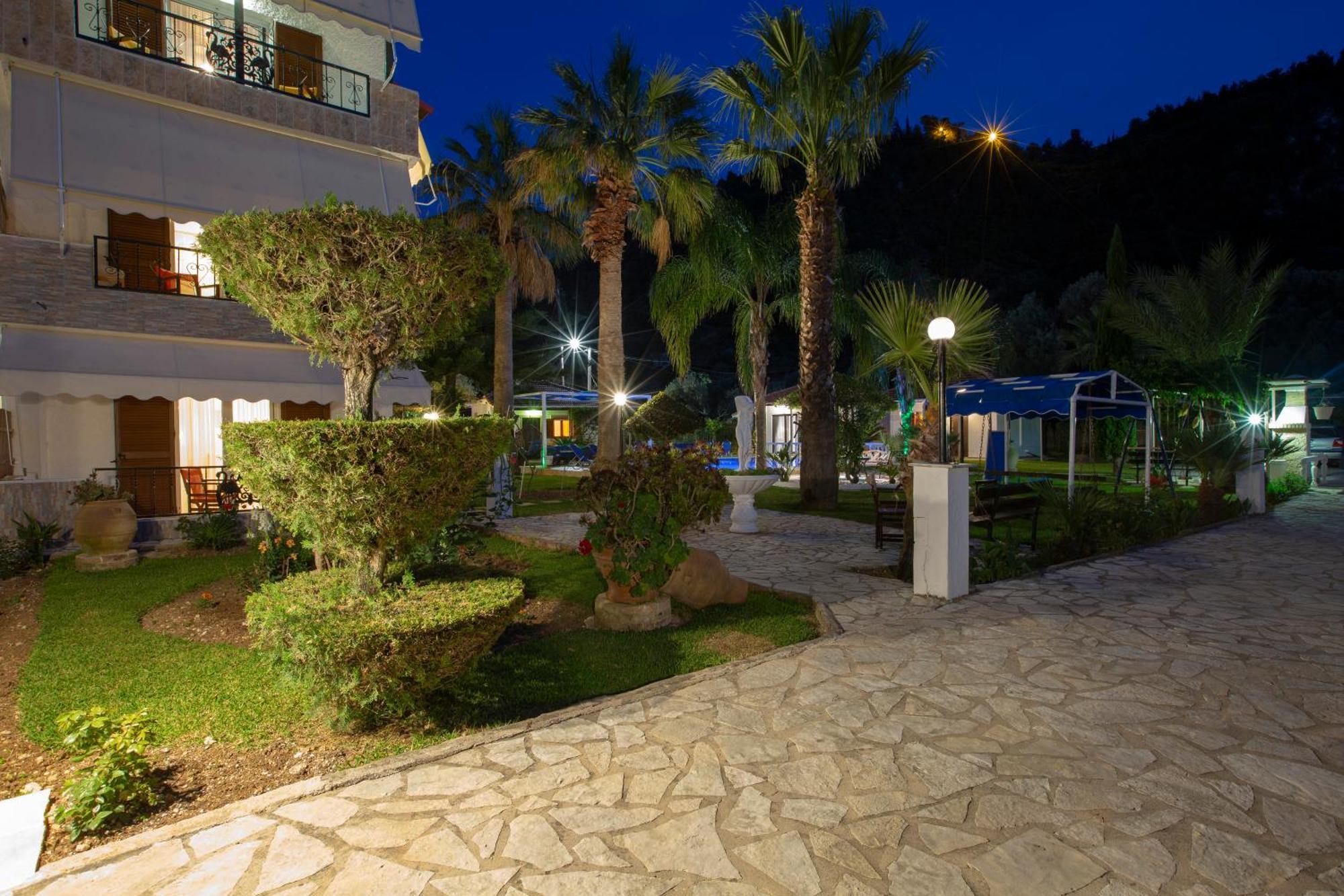 Villa Dimitris Apartments & Bungalows Frínion Екстериор снимка