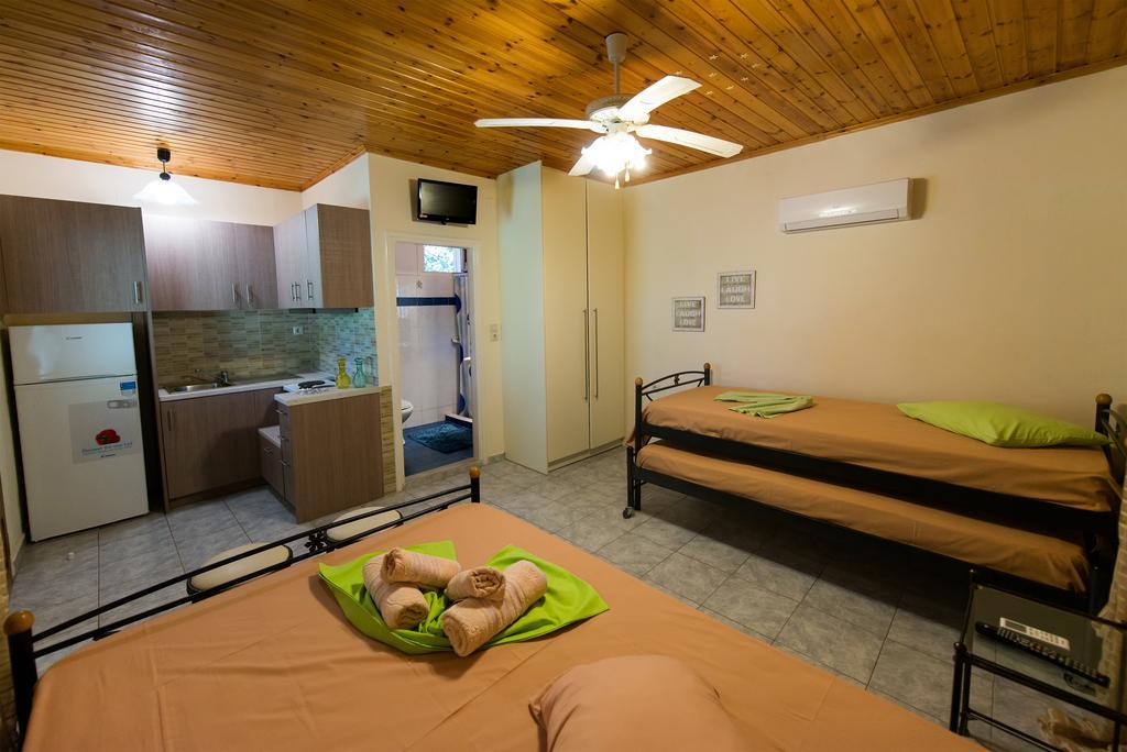 Villa Dimitris Apartments & Bungalows Frínion Екстериор снимка
